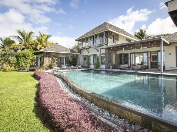 Vue panoramique d'une villa à l'Ile Maurice avec piscine et jardin, face au lagon et au golf.