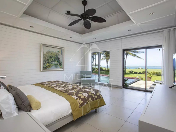 Chambre d'une villa à l'Ile Maurice avec vue sur le lagon et le golf.