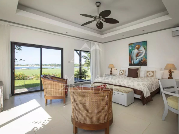 Chambre d'une villa à l'Ile Maurice avec vue sur le lagon et le golf.