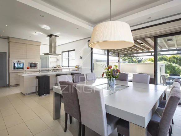 Intérieur d'une villa à l'Ile Maurice avec une salle à manger moderne et lumineuse.