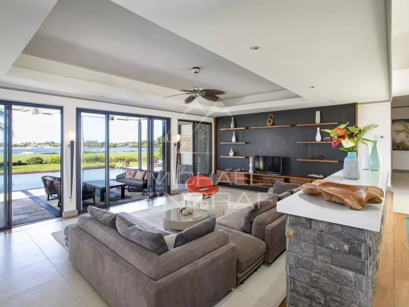 Intérieur d'une villa à Beau Champ, Île Maurice, avec vue sur le lagon et le golf.
