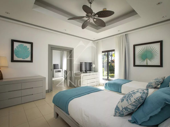 Chambre avec deux lits simples et décoration moderne, vue sur l'extérieur.