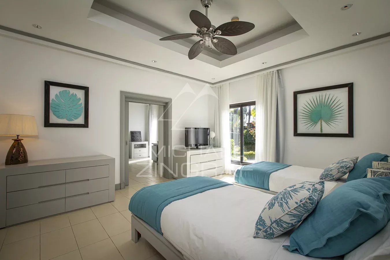Chambre de la Villa Lunea Chambre avec deux lits simples et décoration moderne, vue sur l'extérieur.