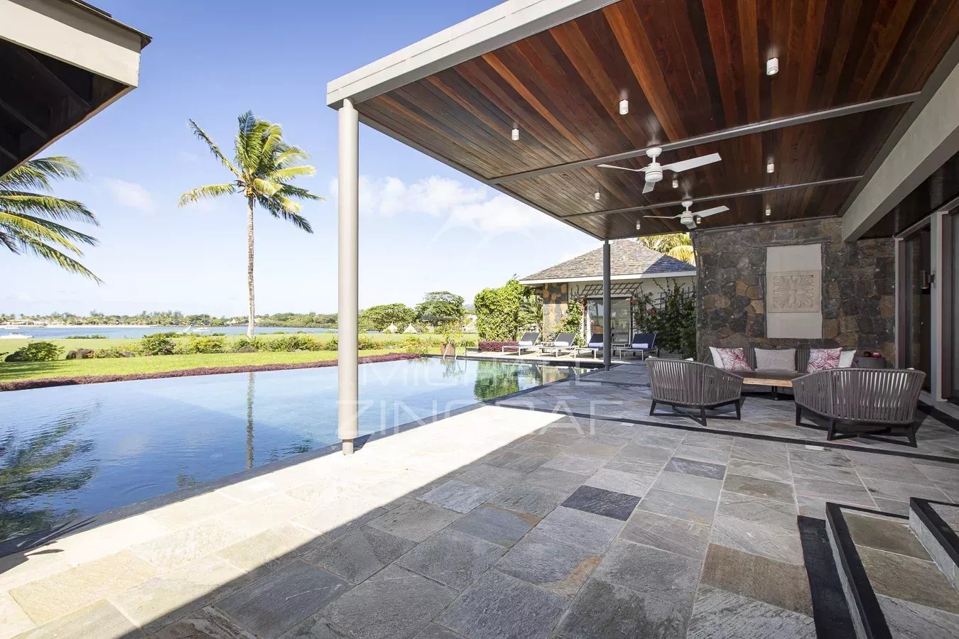 Villa Lunea – Vue sur le lagon Vue de la villa Lunea avec piscine et lagon à Beau Champ, Île Maurice.