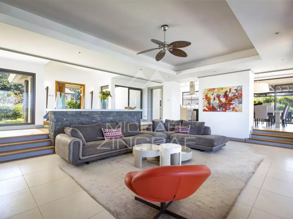 Intérieur d'une villa à l'Ile Maurice avec salon spacieux et vue sur le jardin.