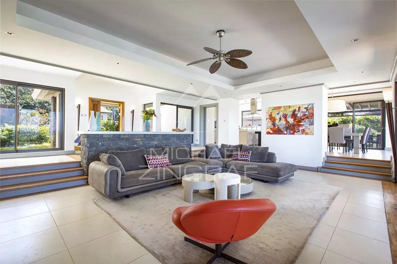Intérieur de la Villa Lunea Intérieur d'une villa à l'Ile Maurice avec salon spacieux et vue sur le jardin.