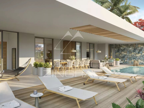 Terrasse d'un appartement moderne avec piscine et mobilier de jardin à Balaclava.