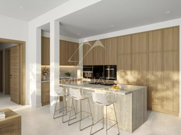 Cuisine moderne avec îlot central dans un appartement élégant à Balaclava.