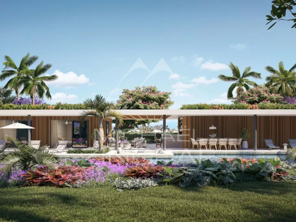 Vue d'un appartement moderne avec jardin tropical à Balaclava, entouré de palmiers et de fleurs.