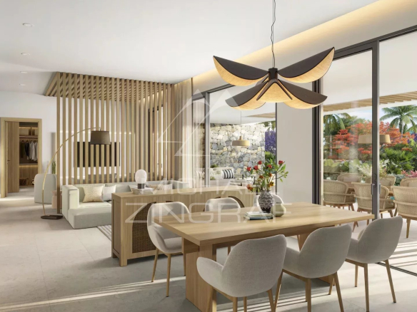 Intérieur d'un appartement moderne avec salon et salle à manger, baies vitrées donnant sur un jardin tropical.