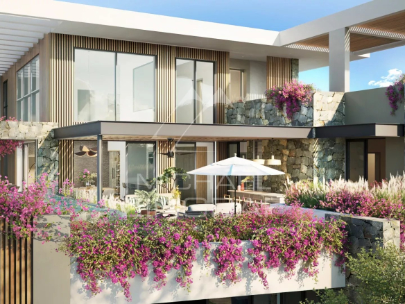 Modern penthouse with four bedrooms, surrounded by tropical gardens in Balaclava.