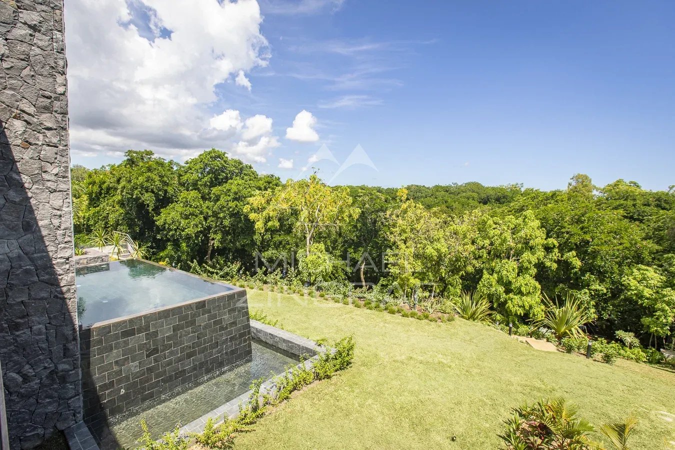 Luxury villa in Haute Rive View of a villa with private pool and green garden in Haute Rive, Azuri