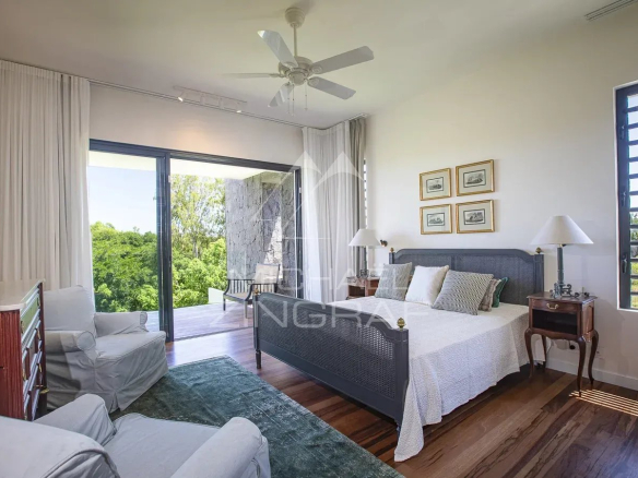Room in a prestigious villa in Haute Rive, with views of nature and access to the sea.