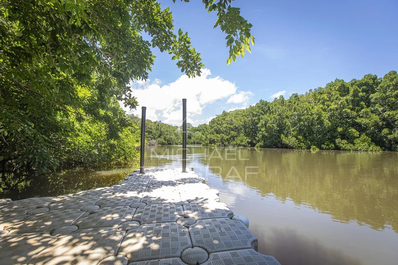 High Shore Quay Quay on the river surrounded by greenery in Haute Rive, Azuri