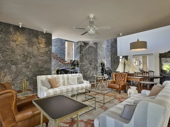 Intérieur d'une villa de prestige à Haute Rive avec salon spacieux et décoration élégante.