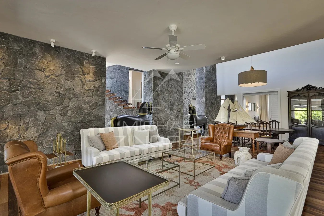 Intérieur d’une villa de luxe à Haute Rive Intérieur d'une villa de prestige à Haute Rive avec salon spacieux et décoration élégante.