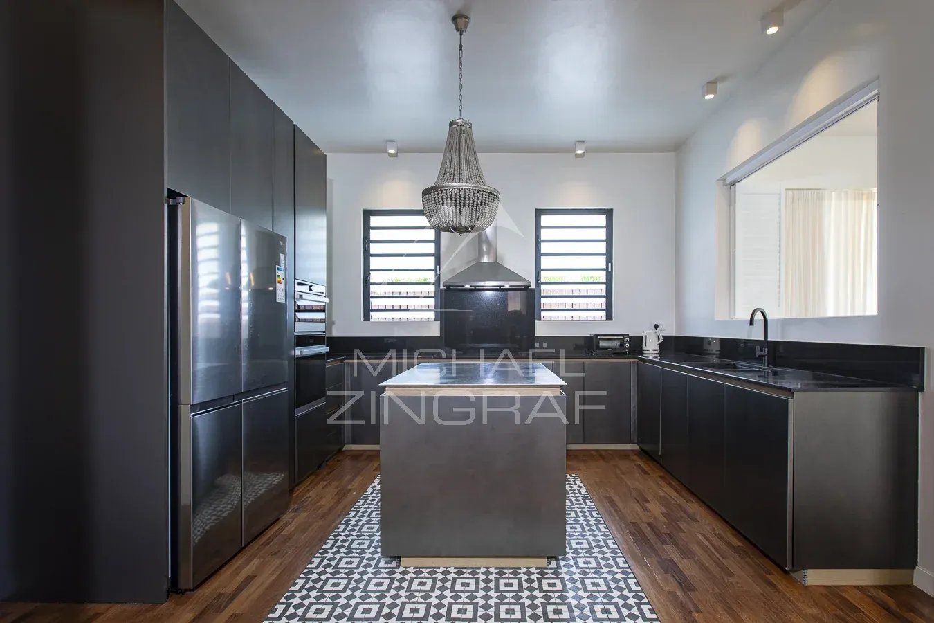 Cuisine élégante d’une villa à Haute Rive Cuisine moderne avec îlot central dans une villa de prestige à Haute Rive.