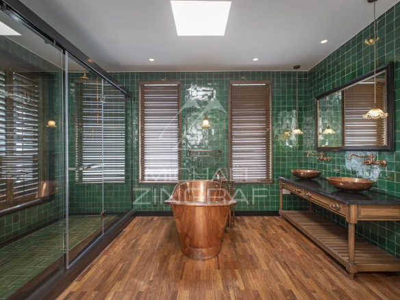 Salle de bain moderne avec baignoire en cuivre et carrelage vert
