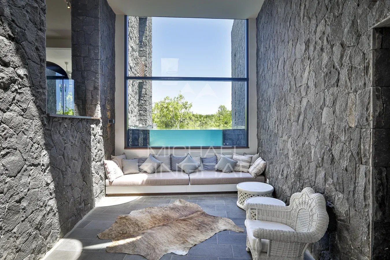 Intérieur d’une villa de prestige à Haute Rive Intérieur d'une villa moderne avec murs en pierre et coin salon lumineux.