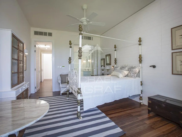 Chambre élégante avec lit à baldaquin et décoration raffinée dans une villa de luxe.