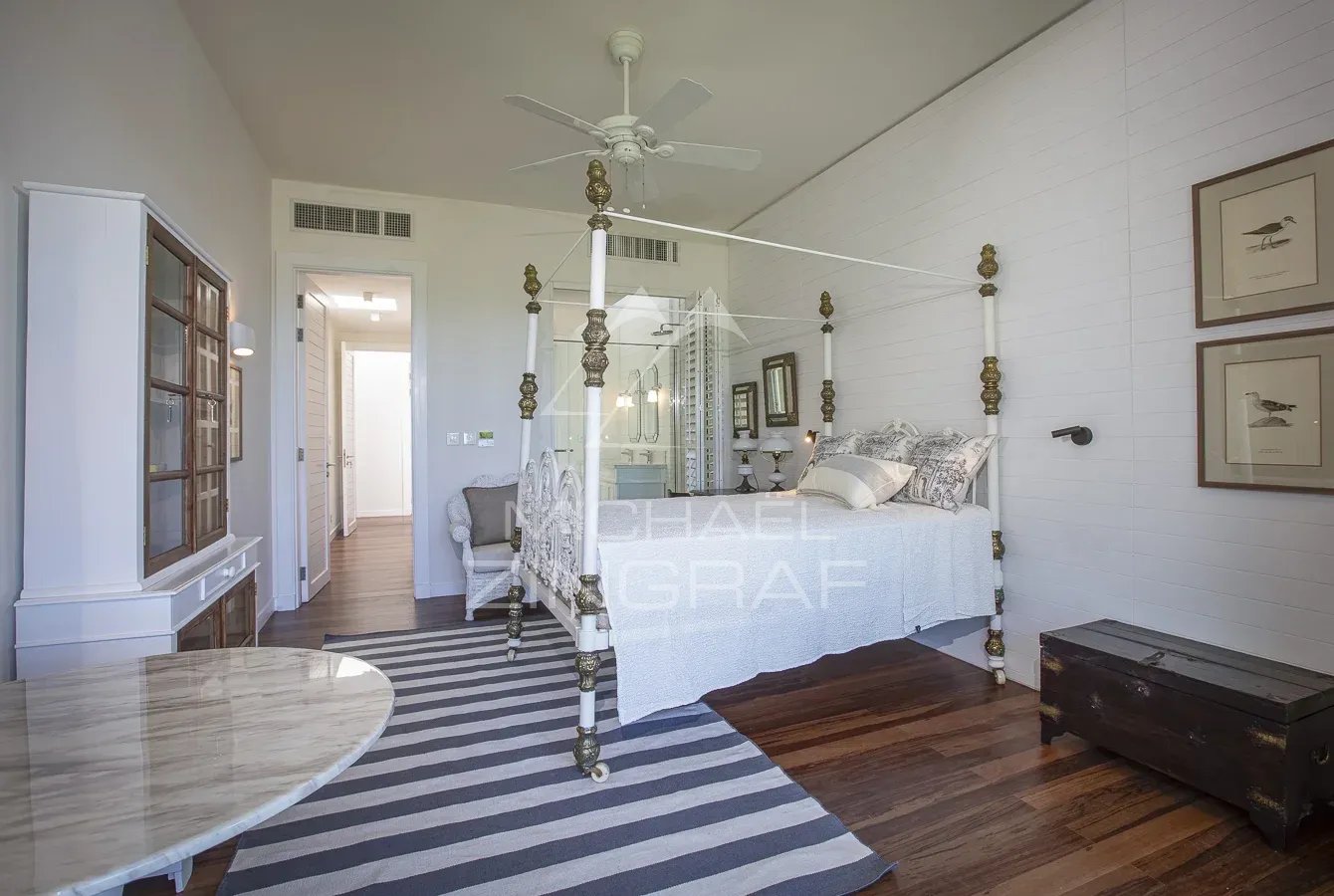 Chambre de villa de prestige à Haute Rive Chambre élégante avec lit à baldaquin et décoration raffinée dans une villa de luxe.