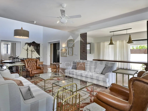Intérieur d'une villa de prestige avec salon spacieux et mobilier élégant à Haute Rive.