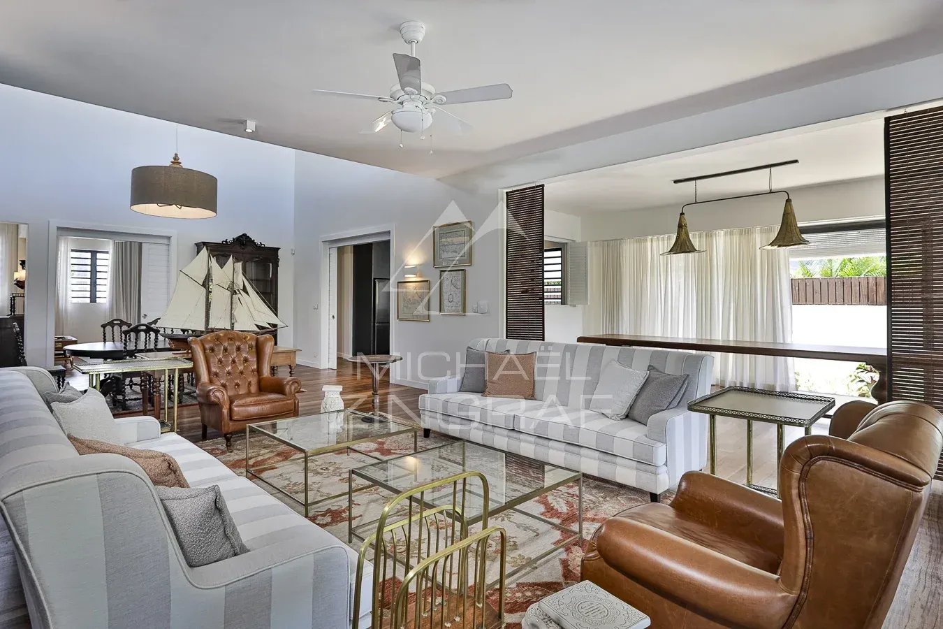 Salon d’une villa de prestige à Haute Rive Intérieur d'une villa de prestige avec salon spacieux et mobilier élégant à Haute Rive.