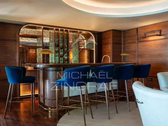 Intérieur d'une propriété de luxe avec un bar élégant et des sièges confortables.
