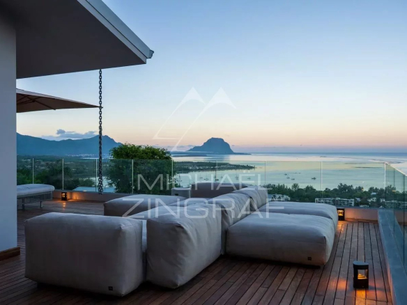 Vue panoramique sur l'océan et le Morne Brabant depuis une terrasse à Rivière Noire, Île Maurice.