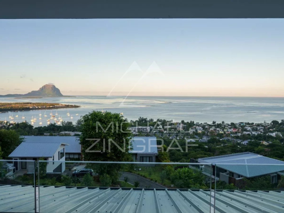 Vue panoramique sur l'océan et le Morne Brabant depuis Rivière Noire, Île Maurice.