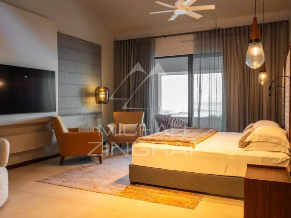 Chambre moderne avec vue sur l'océan et le Morne Brabant à Rivière Noire, Île Maurice.