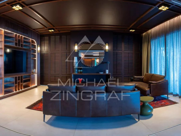 Intérieur d'une propriété moderne avec salon élégant et éclairage doux.