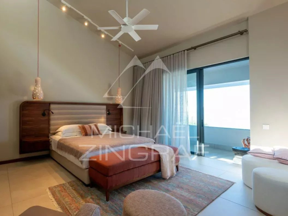 Chambre moderne avec vue sur l'océan à Rivière Noire, Île Maurice.