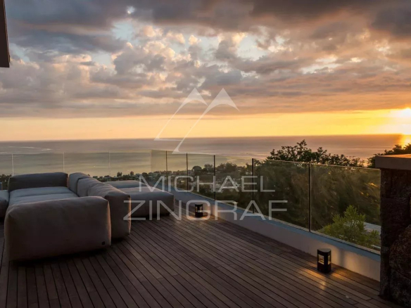 Terrasse avec vue sur l'océan et le coucher de soleil à Rivière Noire, Île Maurice.