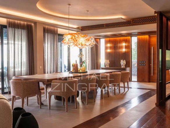 Intérieur d'une propriété luxueuse à Rivière Noire, avec une vue sur l'océan et le Morne Brabant.