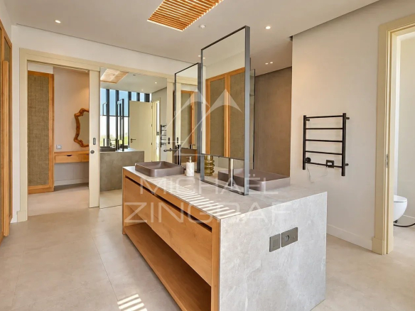 Modern bathroom with double sink and mirror, in a contemporary villa.