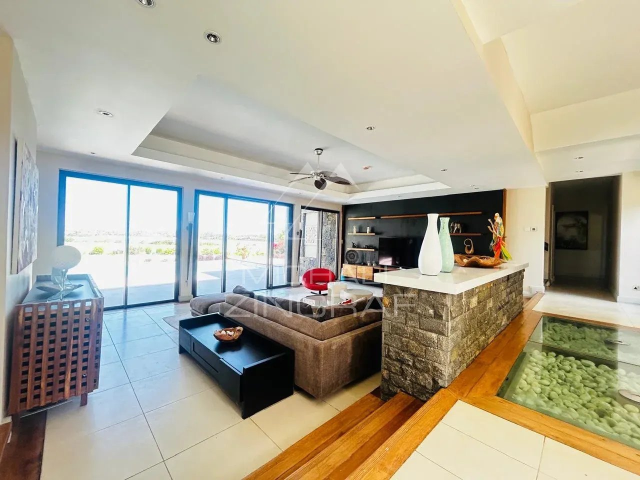 Intérieur de la villa à Beau Champ Intérieur d'une villa moderne avec vue sur le golf et le lagon, mobilier contemporain et éclairage naturel.