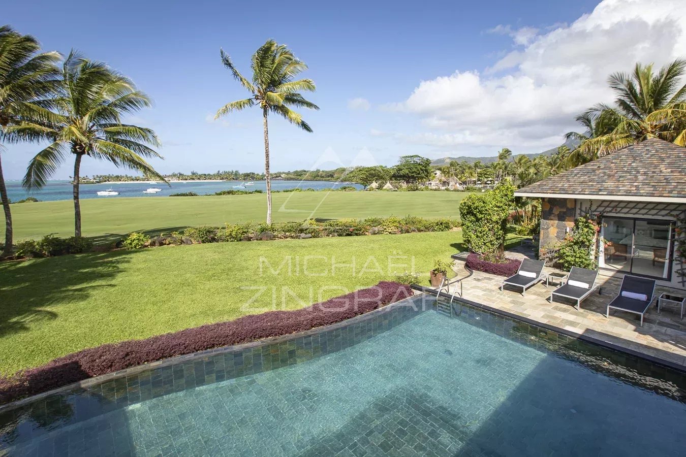 Villa d’Exception à Beau Champ Vue de la villa avec piscine, golf et lagon en arrière-plan à Beau Champ.