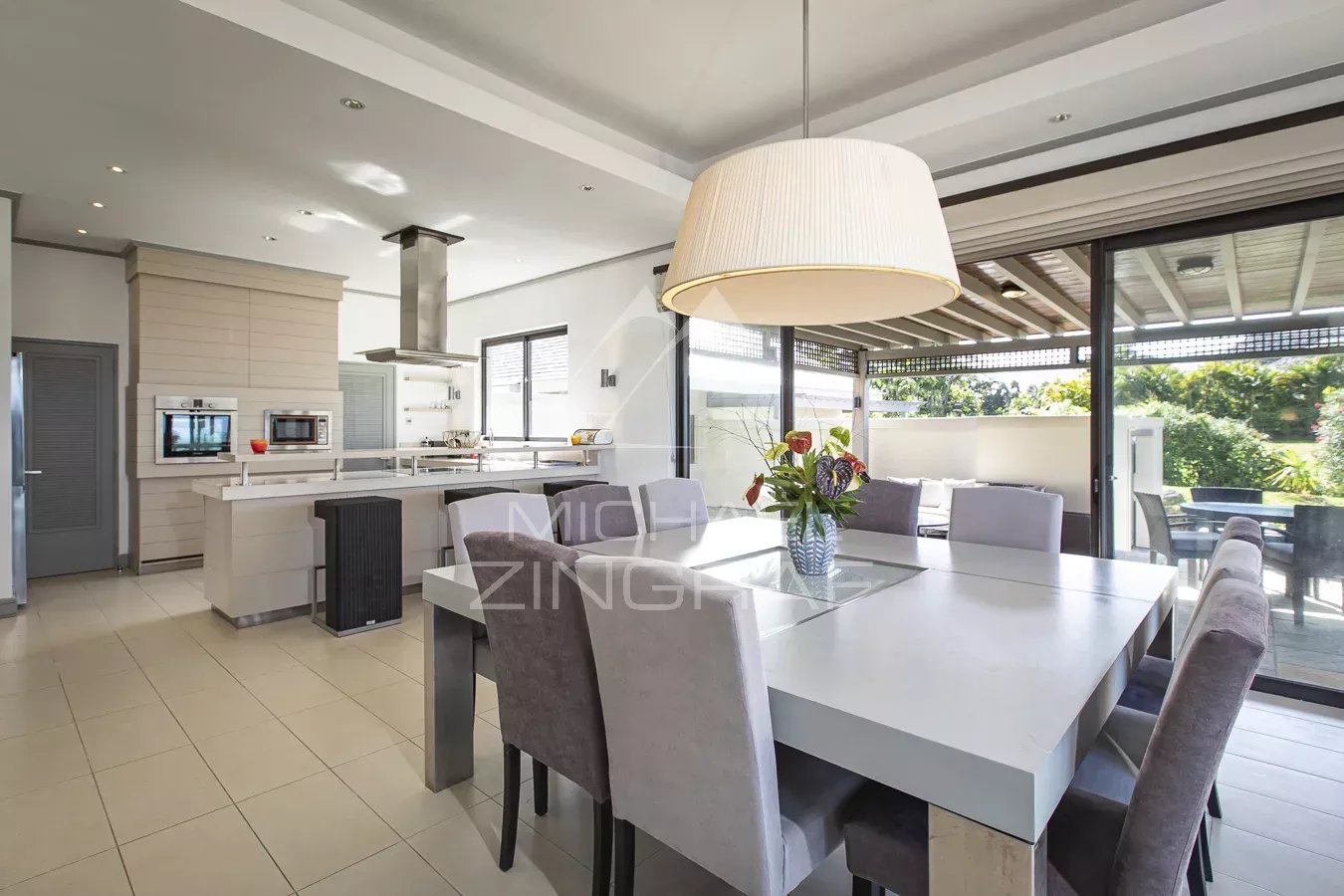 Intérieur de la villa à Beau Champ Intérieur d'une villa moderne avec salle à manger et cuisine ouverte, vue sur le jardin.