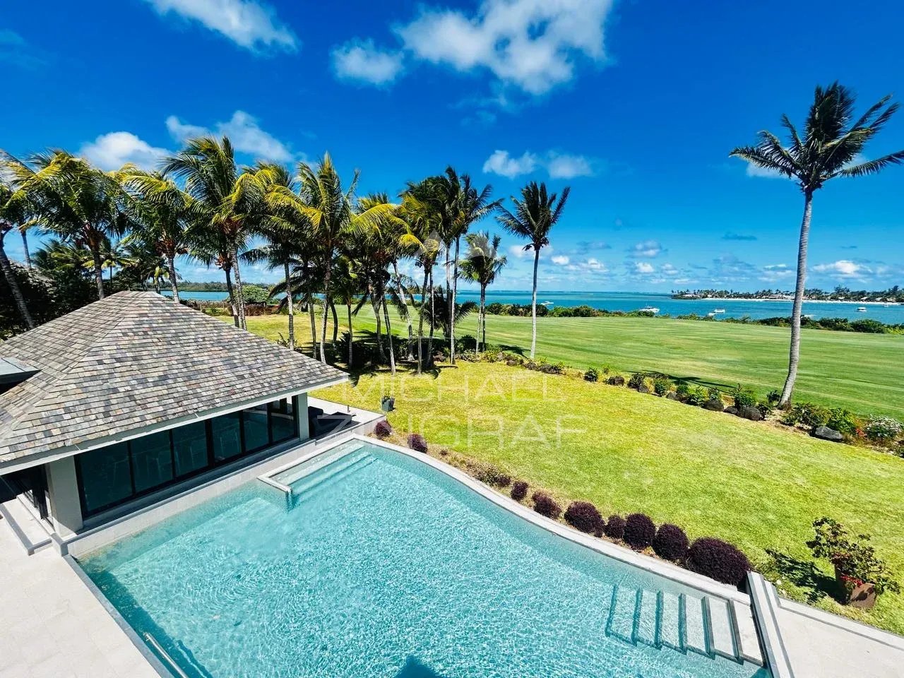 Villa d’Exception à Beau Champ Villa avec piscine et vue sur le golf et le lagon à Beau Champ, Île Maurice.