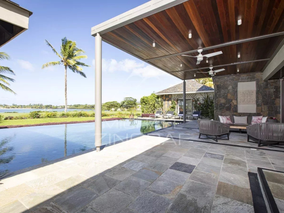 Terrasse d'une villa avec piscine, vue sur le golf et le lagon turquoise à Beau Champ.