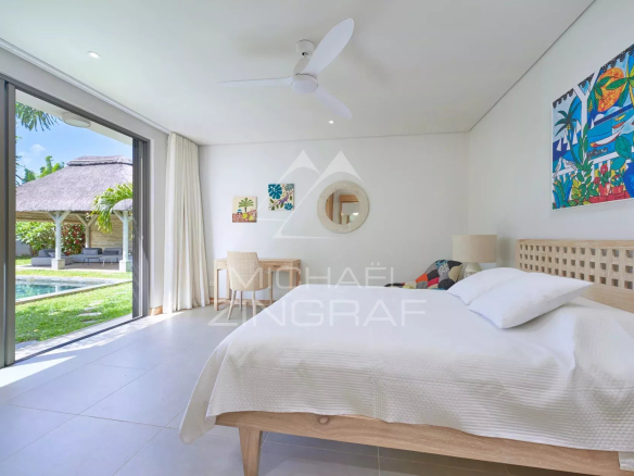 Chambre d'une villa spacieuse avec vue sur le jardin tropical et la piscine à Grand Baie.