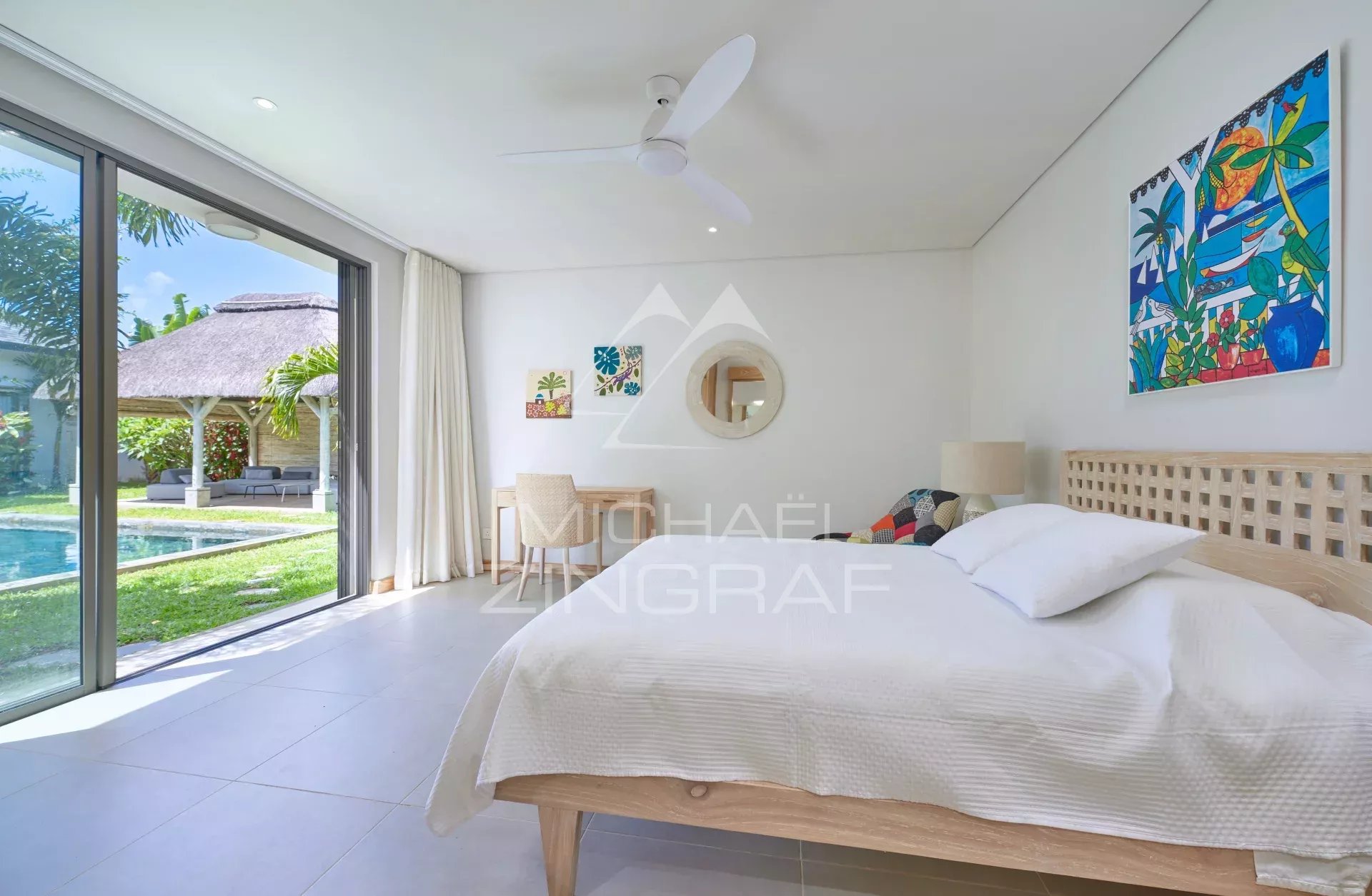 Chambre d'une villa spacieuse avec vue sur le jardin tropical et la piscine à Grand Baie.