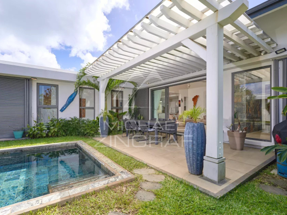 Villa moderne avec piscine et terrasse, jardin tropical à Grand Baie.
