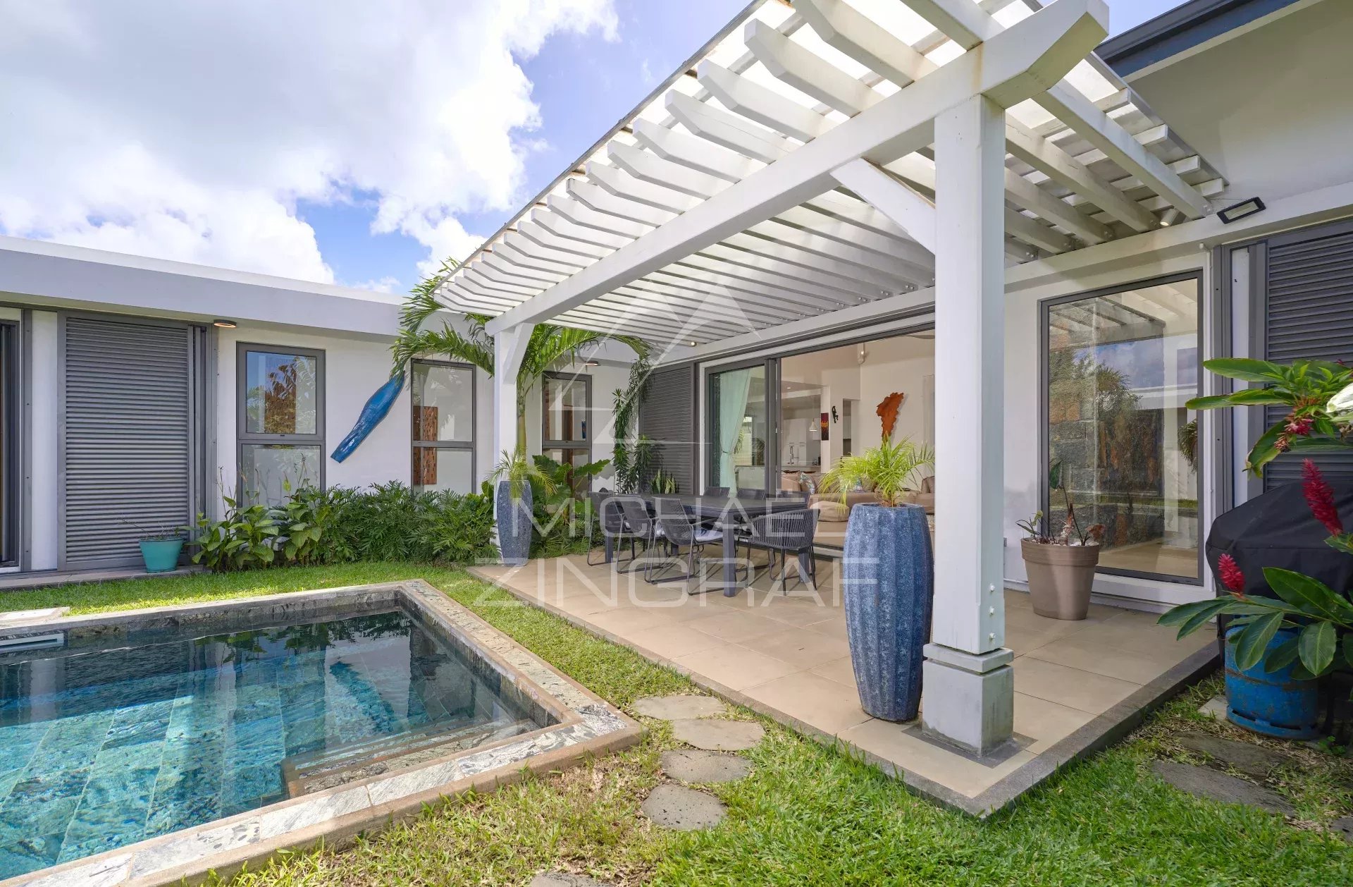 Villa moderne avec piscine et terrasse, jardin tropical à Grand Baie.