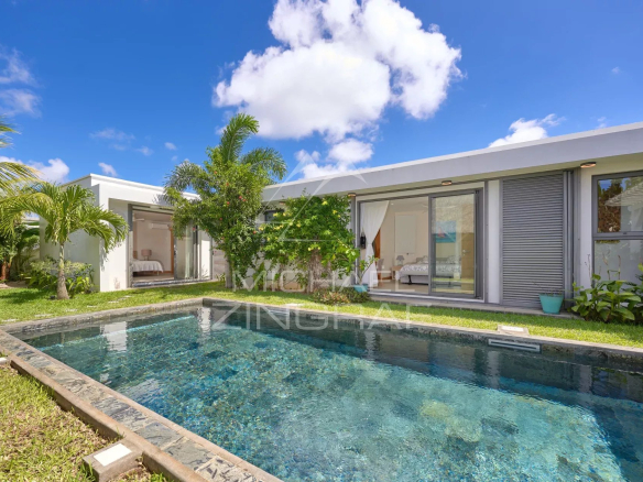 Villa moderne avec piscine et jardin tropical à Grand Baie, île Maurice.