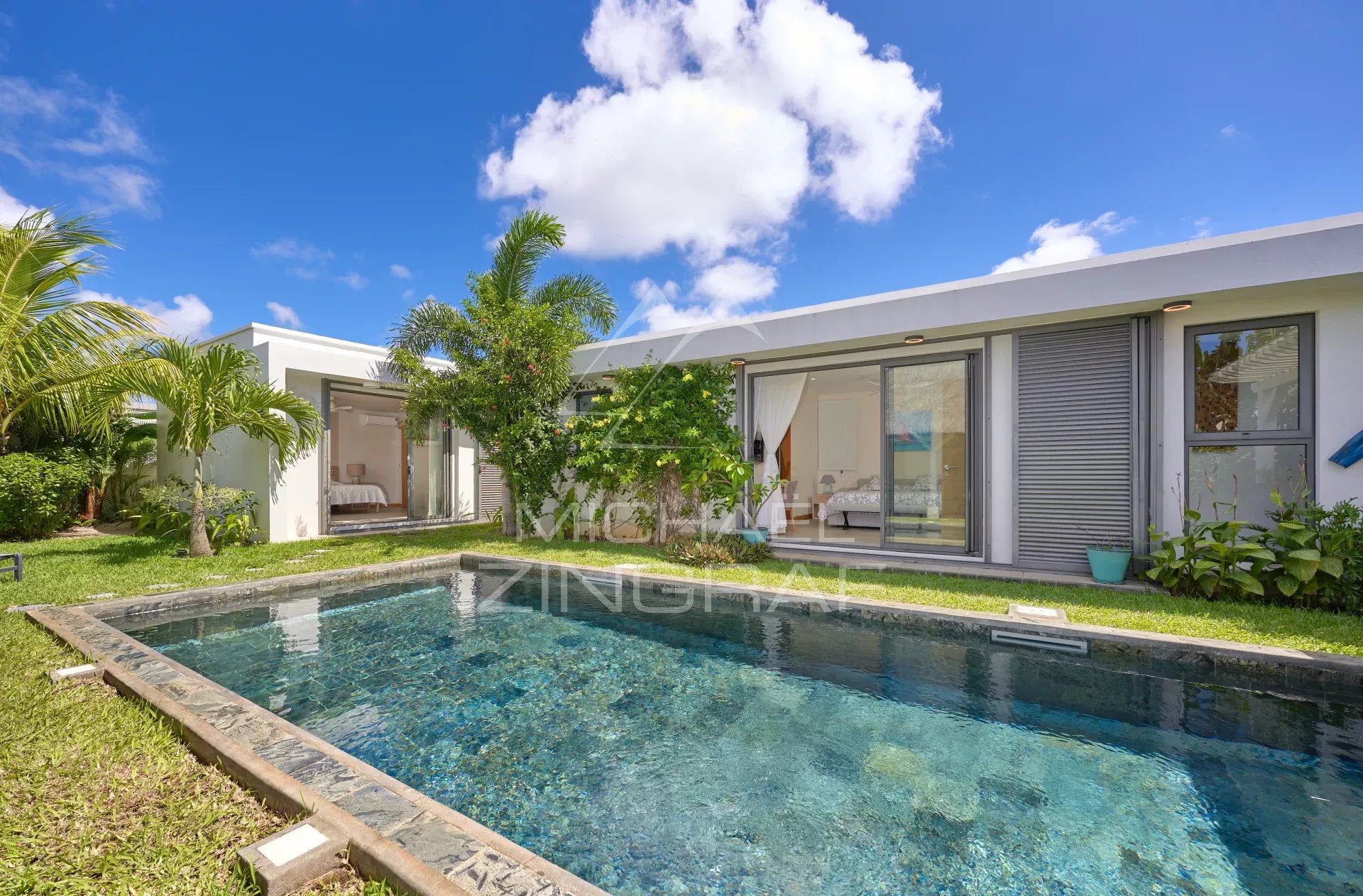 Villa moderne avec piscine et jardin tropical à Grand Baie, île Maurice.