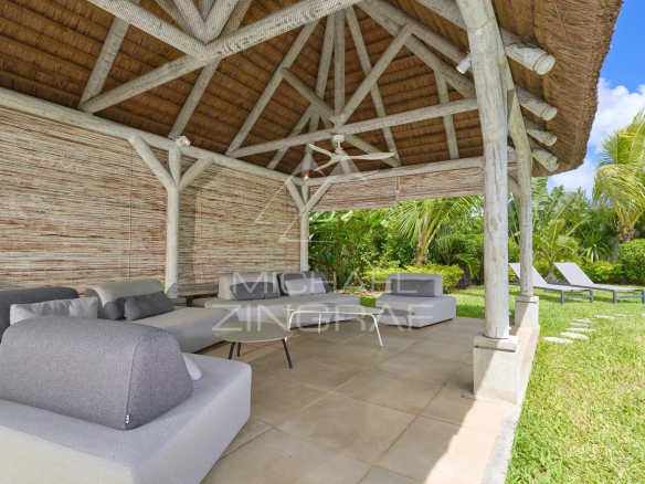Terrasse couverte avec mobilier moderne dans un jardin tropical à Grand Baie