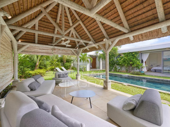 Terrasse couverte avec salon et piscine dans une villa à Grand Baie