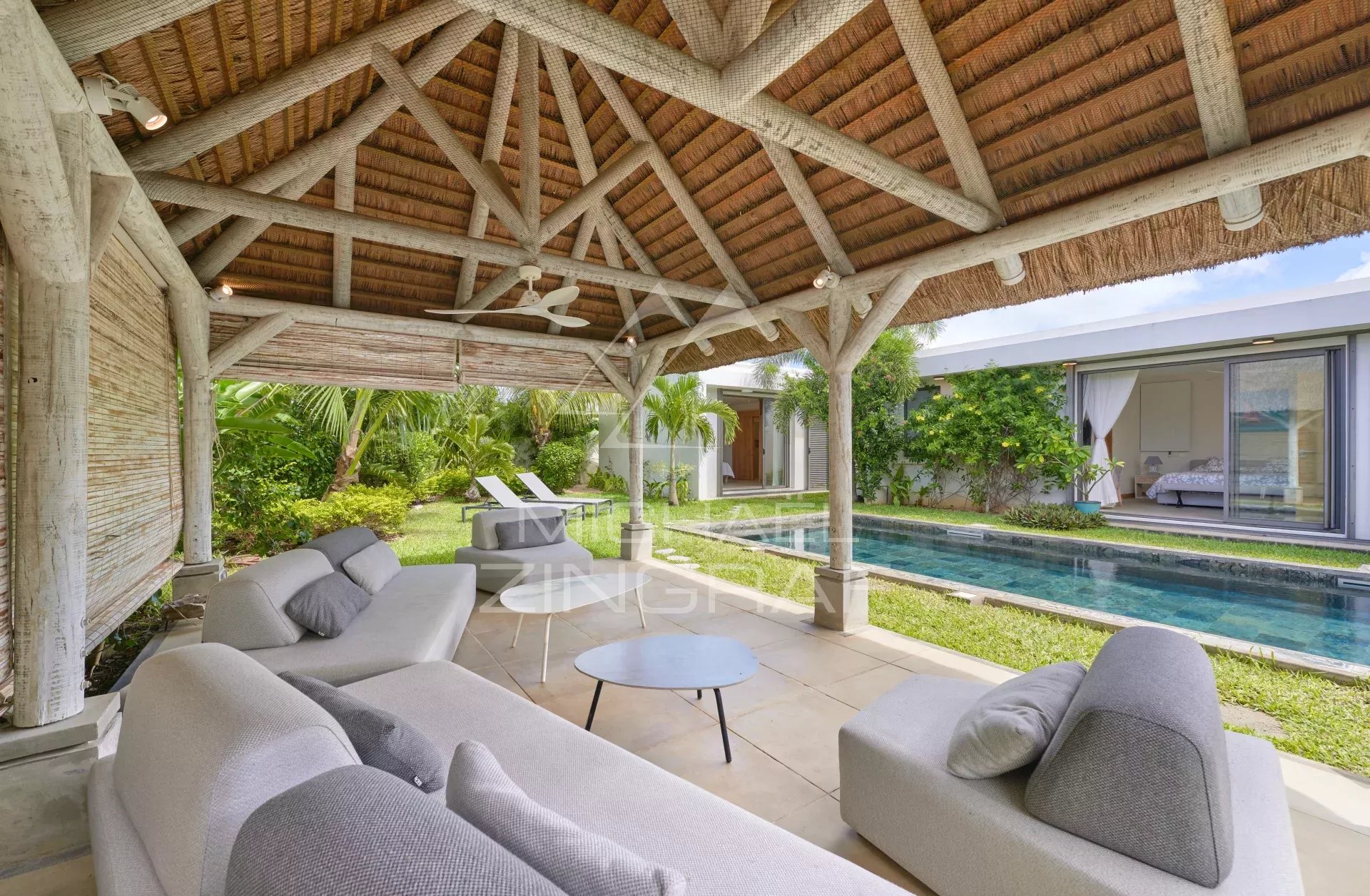 Terrasse couverte avec salon et piscine dans une villa à Grand Baie